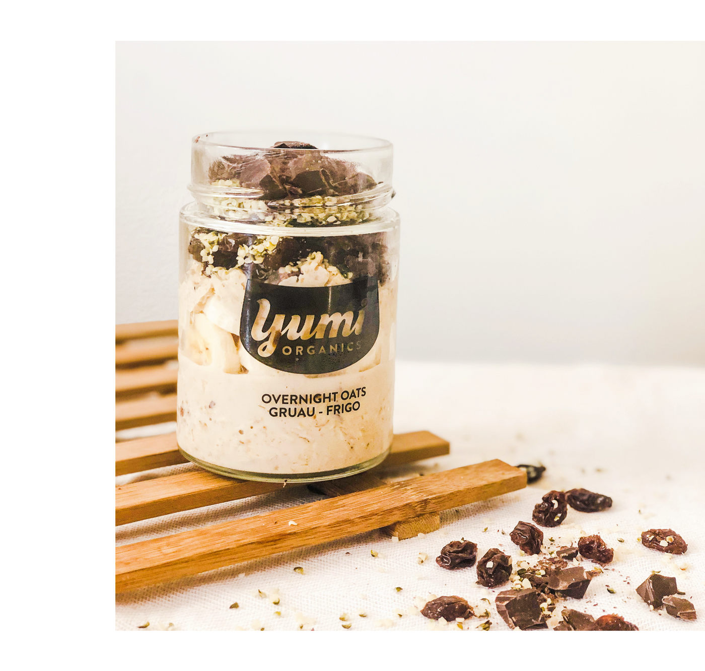 antioxidant packed overnight oats with dark chocolate & raisins